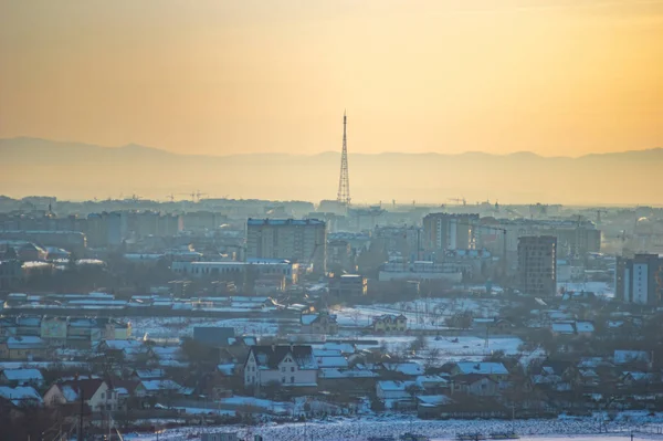 Maisons de ville d'hiver dans la brume — Photo