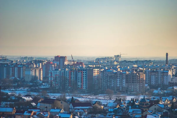 Winterliche Stadthäuser im Dunst — Stockfoto