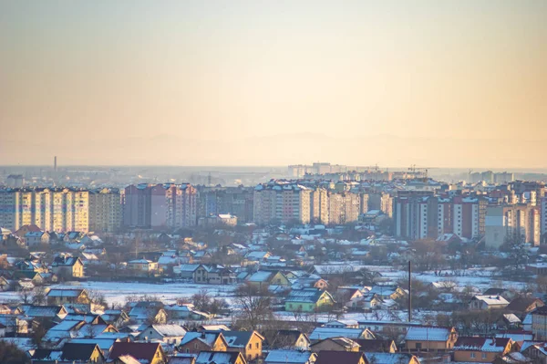 Casas da cidade de inverno em neblina — Fotografia de Stock