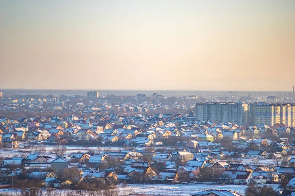 Casas da cidade de inverno em neblina — Fotografia de Stock