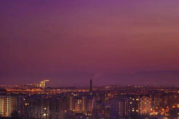 Червоне небо заходу сонця над містом і горами силует — стокове фото