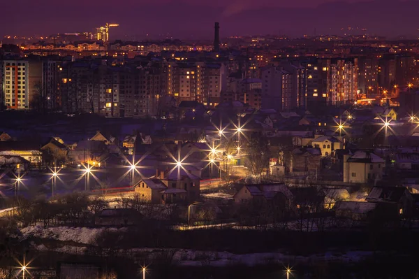 Ночная панорама города зимой — стоковое фото