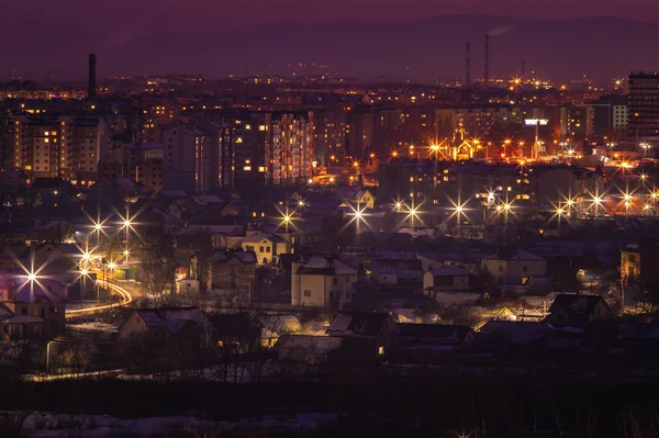 Éjszakai panoráma a városra télen — Stock Fotó