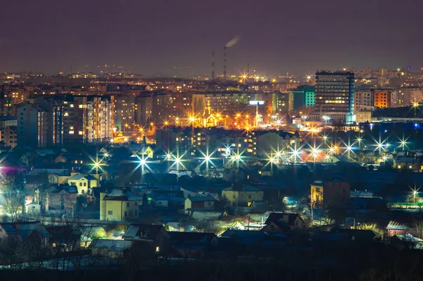 Ночная панорама города зимой — стоковое фото