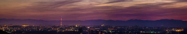 Hermoso cielo al atardecer sobre la ciudad nocturna —  Fotos de Stock