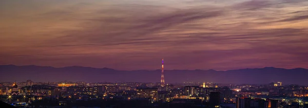 Прекрасне небо заходу сонця над вечірнім містом — стокове фото
