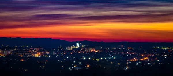 Закатное небо над вечерним городом — стоковое фото