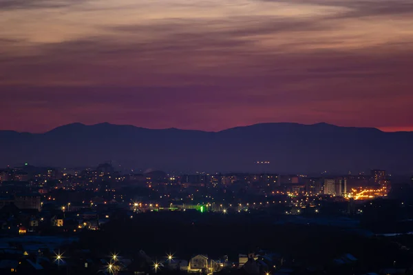 Vacker solnedgång himmel över kvällen staden — Stockfoto