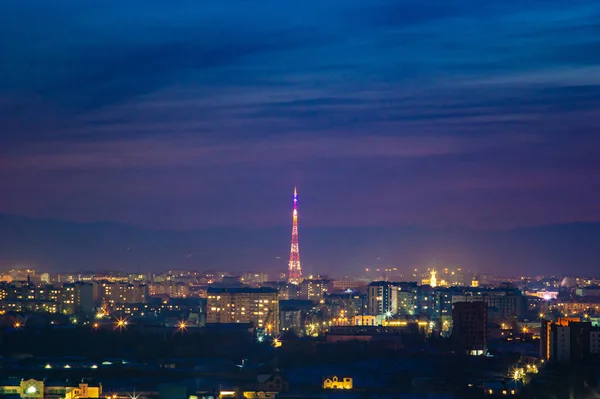 Belo céu por do sol sobre a cidade da noite — Fotografia de Stock