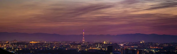 Hermoso cielo al atardecer sobre la ciudad nocturna —  Fotos de Stock