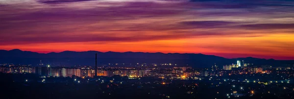 Schöner Sonnenuntergangshimmel über der Abendstadt — Stockfoto