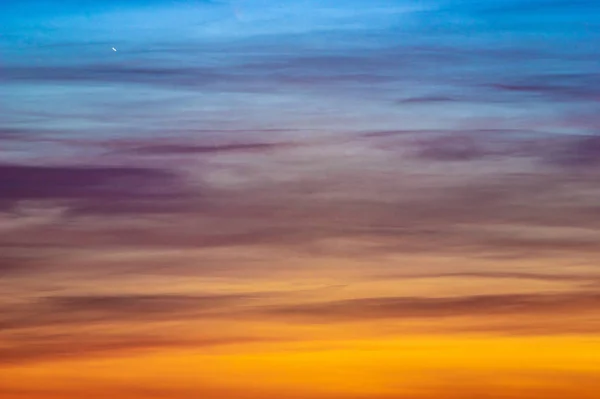 석양 하늘에 떠 있는 아름다운 형형색색의 장관 — 스톡 사진