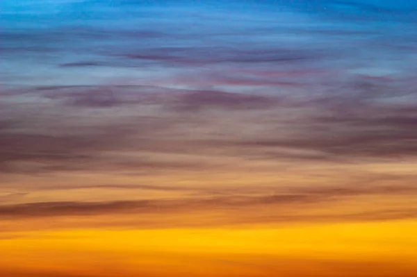 夕日の空に美しいカラフルな雲のパノラマ — ストック写真