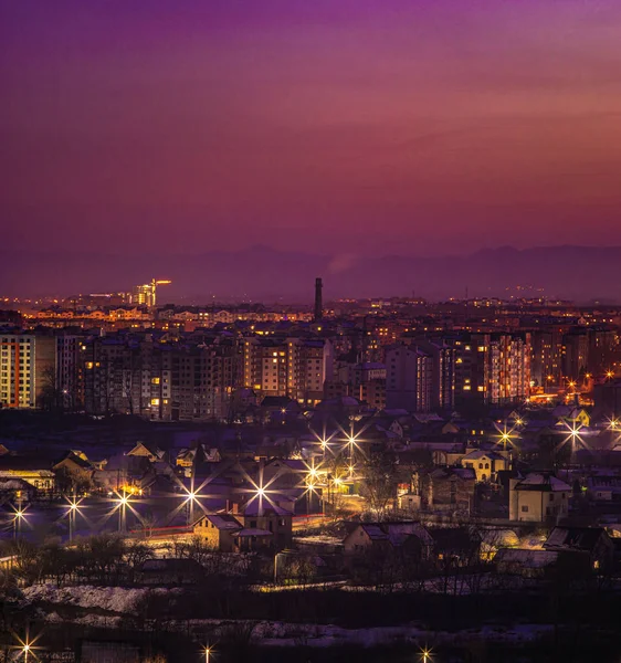 Прекрасне небо заходу сонця над вечірнім містом — стокове фото