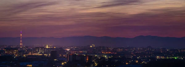 Hermoso cielo al atardecer sobre la ciudad nocturna —  Fotos de Stock