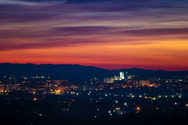 Schöner Sonnenuntergangshimmel über der Abendstadt — Stockfoto
