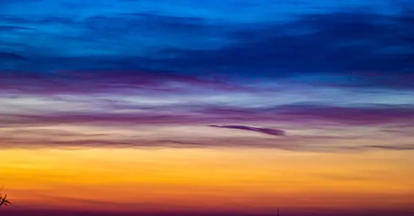 夕日の空に美しいカラフルな雲のパノラマ — ストック写真