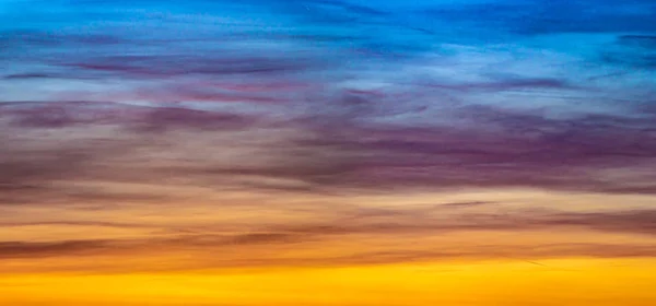 夕日の空に美しいカラフルな雲のパノラマ — ストック写真