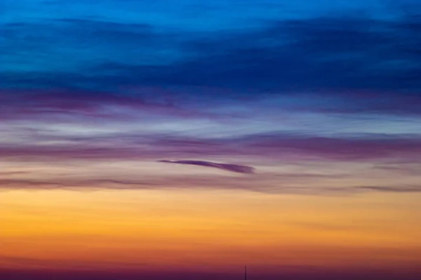 夕日の空に美しいカラフルな雲のパノラマ — ストック写真