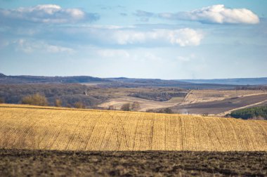 Sonbahar günü sürülen tarla