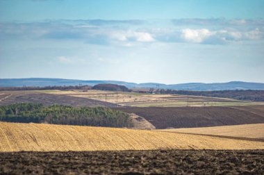 Sonbahar günü sürülen tarla