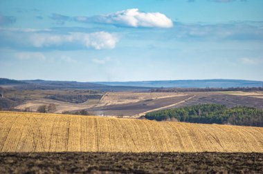 Sonbahar günü sürülen tarla