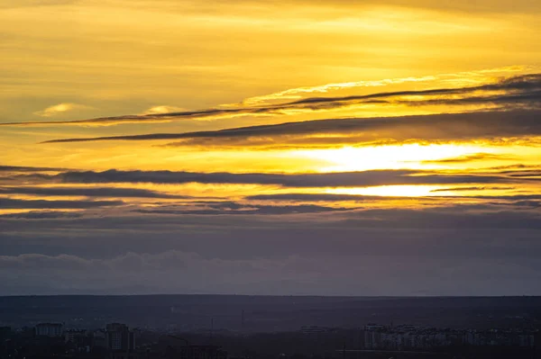 Moln i solnedgången himlen på våren — Stockfoto