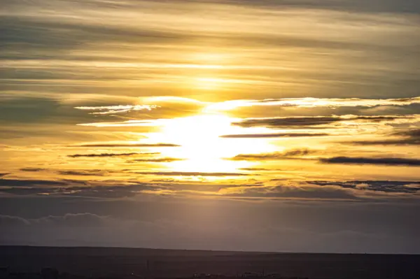 Moln i solnedgången himlen på våren — Stockfoto