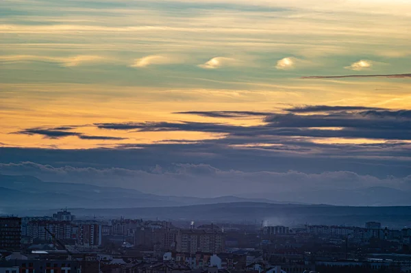 Mraky na západě slunce na jaře — Stock fotografie