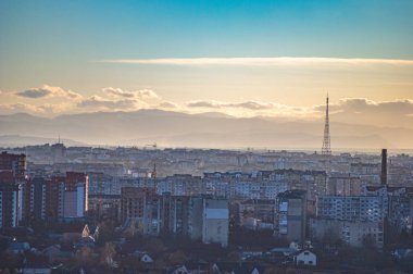 Dağların arkasındaki şehir