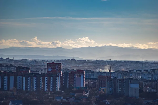 Ville sur fond de montagnes — Photo