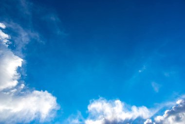 Mavi gökyüzünde beyaz bulutlar