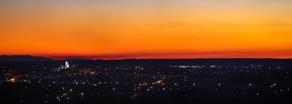वसंत ऋतू शहराच्या पार्श्वभूमीवर सूर्यास्त — स्टॉक फोटो, इमेज