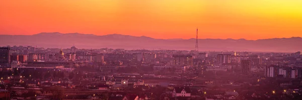 Zonsondergang op de achtergrond van de stad in het voorjaar — Stockfoto