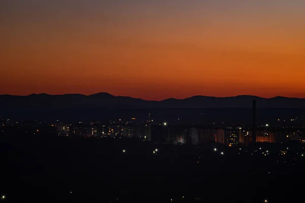 春の街の背景に沈む夕日 — ストック写真