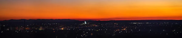 Západ slunce na pozadí města na jaře — Stock fotografie