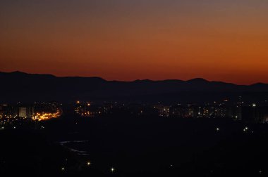 Ukrayna şehrinin üzerinde gün batımı