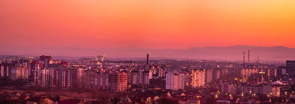 Pôr do sol sobre a cidade ucraniana — Fotografia de Stock