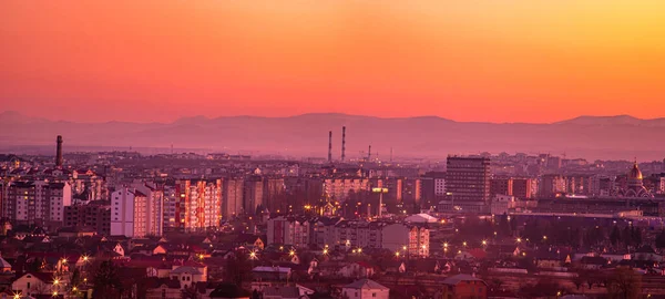 Puesta de sol sobre la ciudad ucraniana —  Fotos de Stock