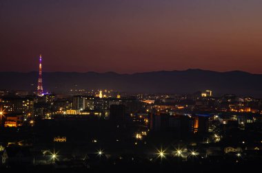 Ukrayna şehrinin üzerinde gün batımı