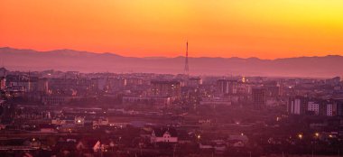 Ukrayna şehrinin üzerinde gün batımı
