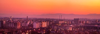 Ukrayna şehrinin üzerinde gün batımı