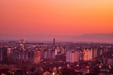 Ukrayna şehrinin üzerinde gün batımı