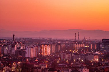 Ukrayna şehrinin üzerinde gün batımı