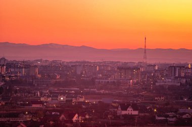 Ukrayna şehrinin üzerinde gün batımı