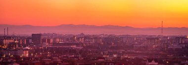 Ukrayna şehrinin üzerinde gün batımı