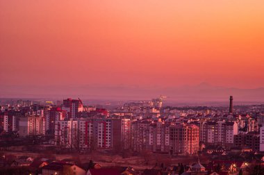 Ukrayna şehrinin üzerinde gün batımı