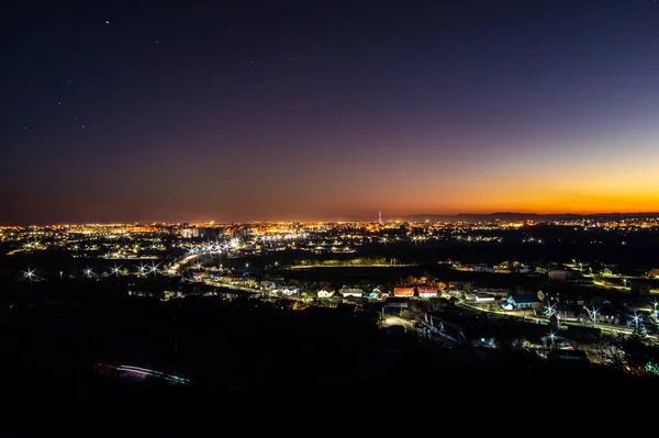 Solnedgång över den ukrainska staden — Stockfoto