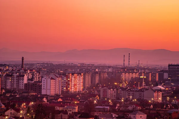 Захід сонця над українським містом — стокове фото