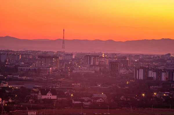 Захід сонця над українським містом — стокове фото